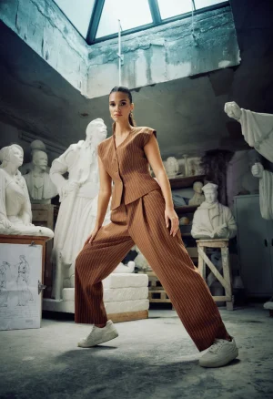 Ριγέ σετ με τοπ και παντελόνι ψηλόμεσο