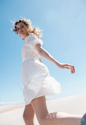 Alternative view of Κοντό φόρεμα με διάτρητα κεντήματα