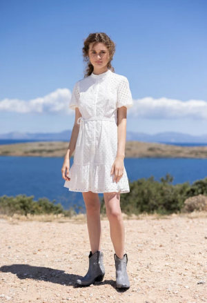 Κοντό φόρεμα με διάτρητα κεντήματα