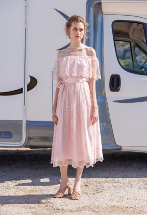 Φόρεμα δαντέλα με ακάλυπτους ώμους