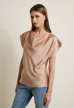 Alternative view of Σατινέ τοπ με ριχτό ντεκολτέ