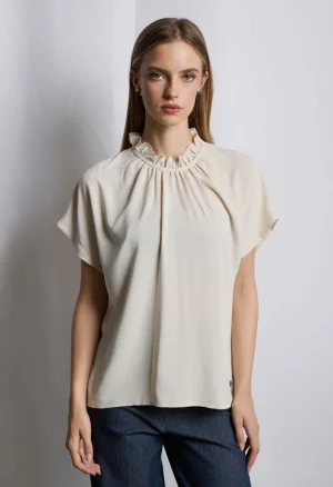 Μπλούζα με σούρες και βολάν