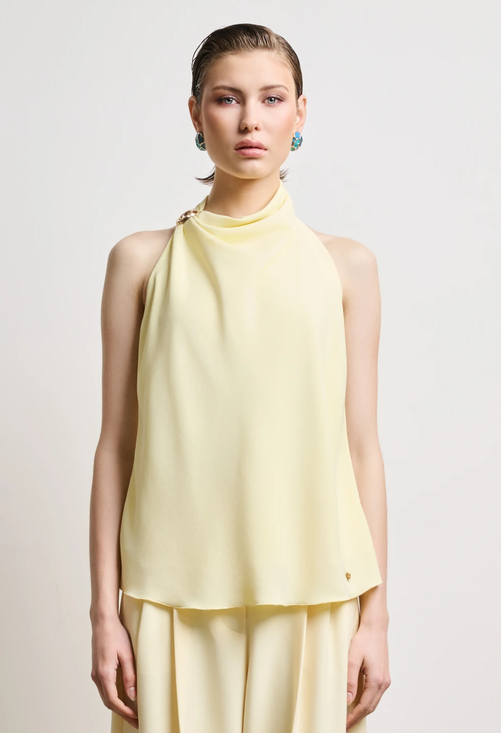 Μπλούζα halter με διακοσμητικό κρίκο