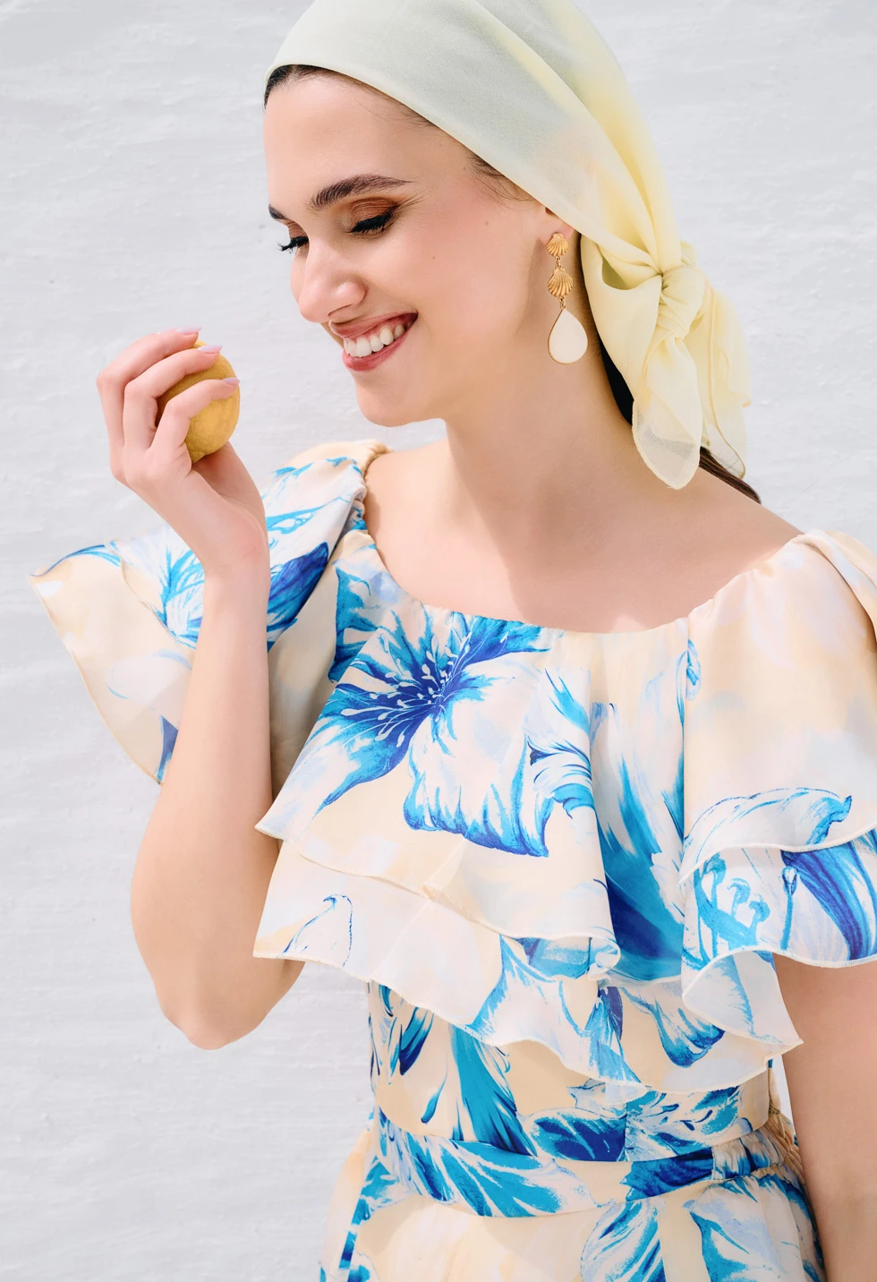 Floral top με βολάν και έξω ώμους - Image 5