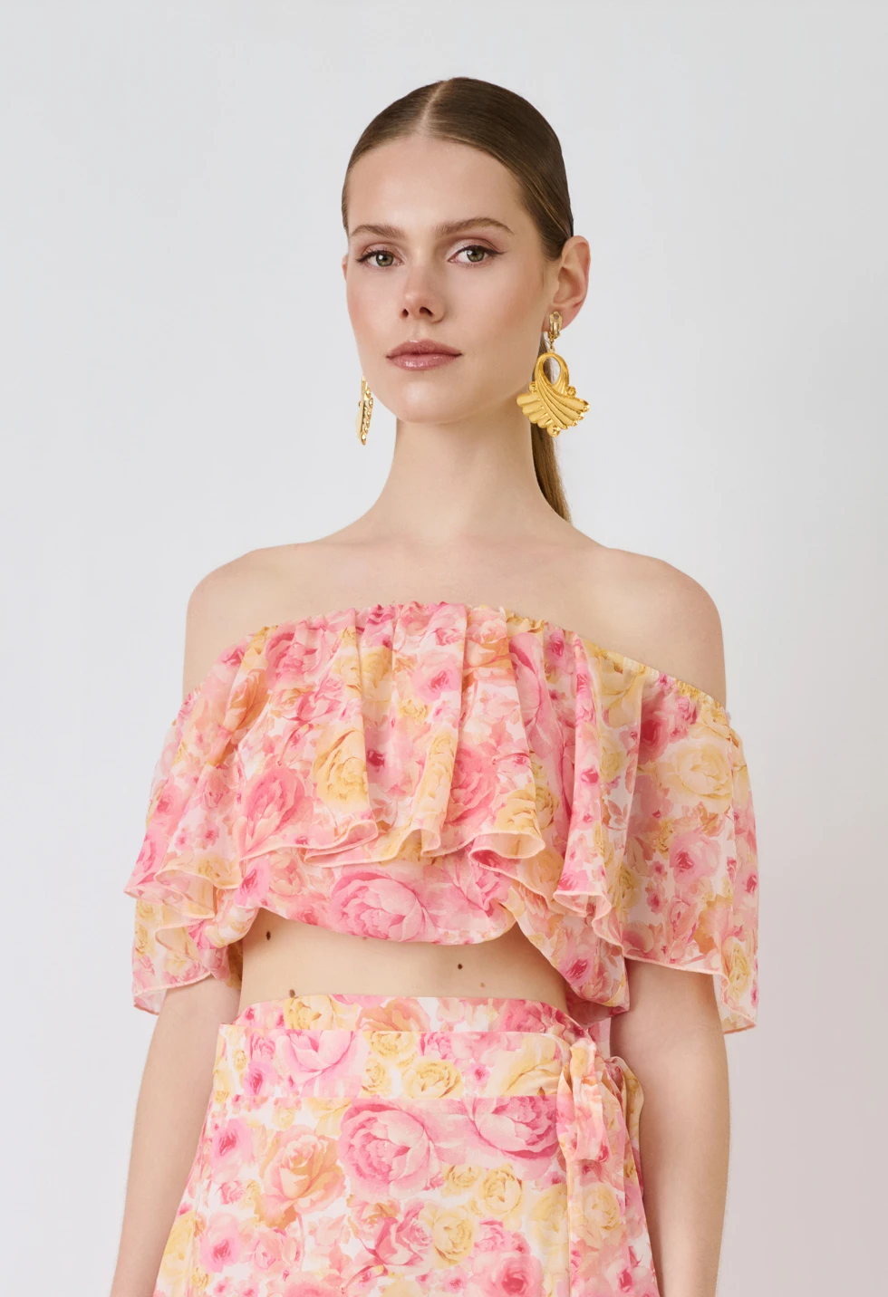 Floral crop top με βολάν και έξω τους ώμους