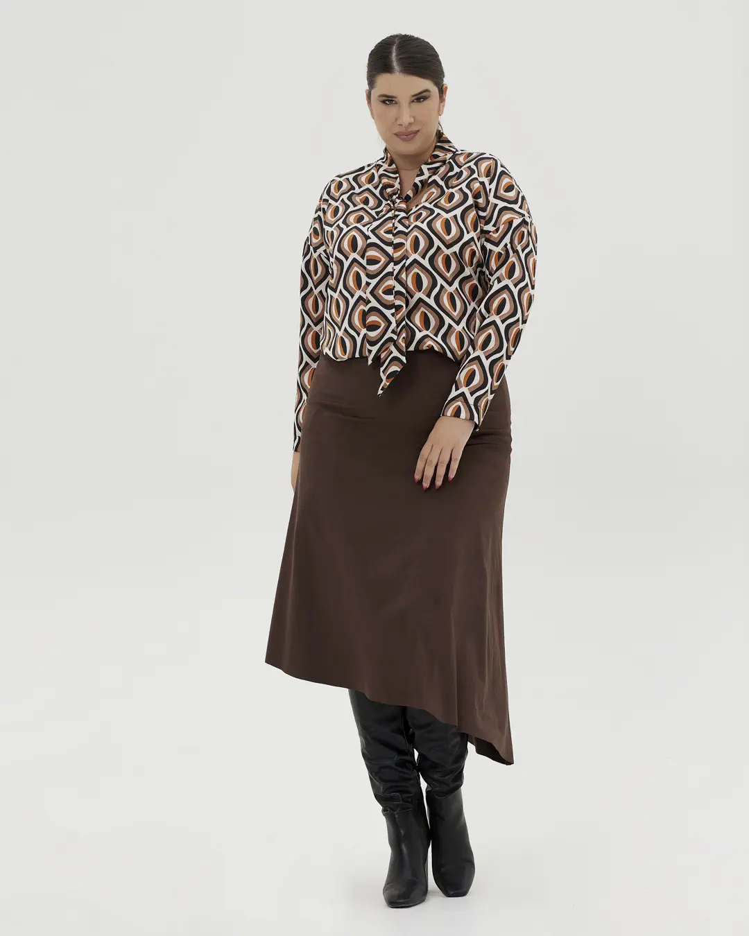 Φούστα σε καφέ χρώμα με ασύμμετρο τελείωμα plus size - Image 2
