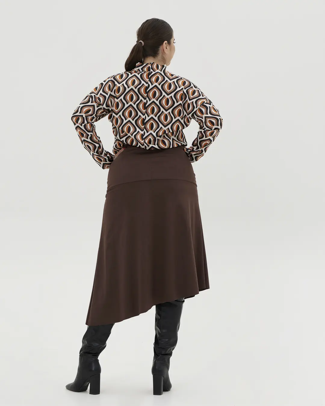 Φούστα σε καφέ χρώμα με ασύμμετρο τελείωμα plus size - Image 3