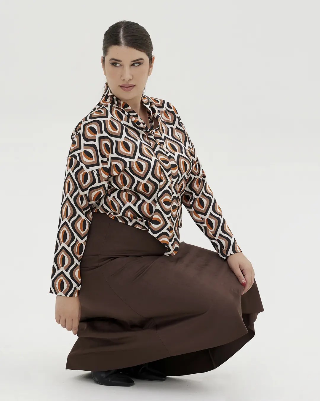 Φούστα σε καφέ χρώμα με ασύμμετρο τελείωμα plus size - Image 4