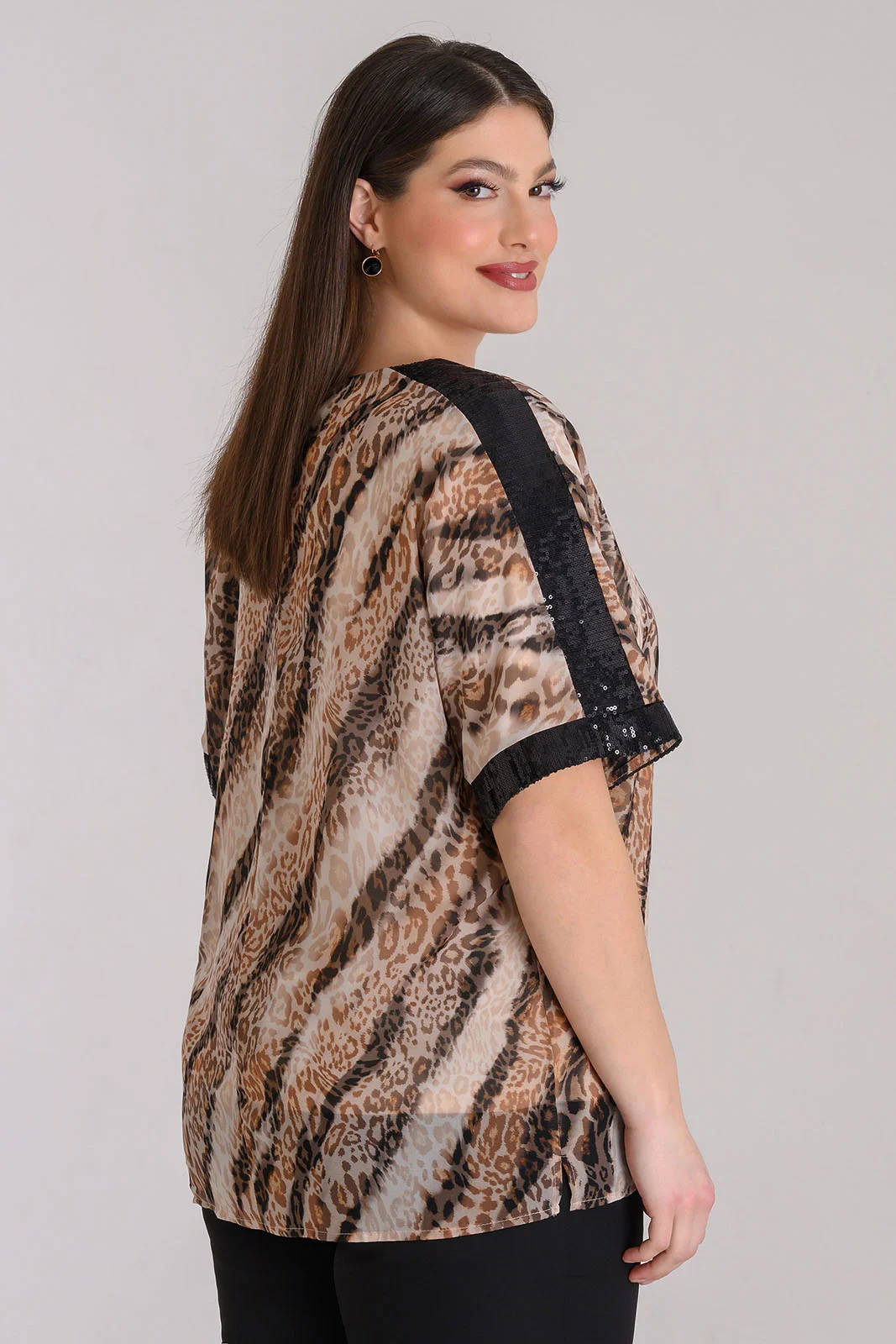 Animal print μπλούζα μουσελίνα με παγιέτες στα μανίκια plus size - Image 3