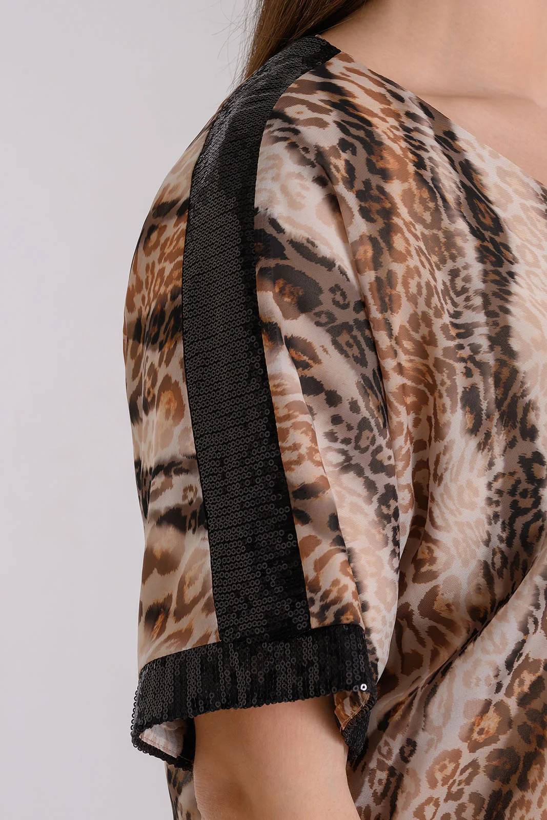 Animal print μπλούζα μουσελίνα με παγιέτες στα μανίκια plus size - Image 4