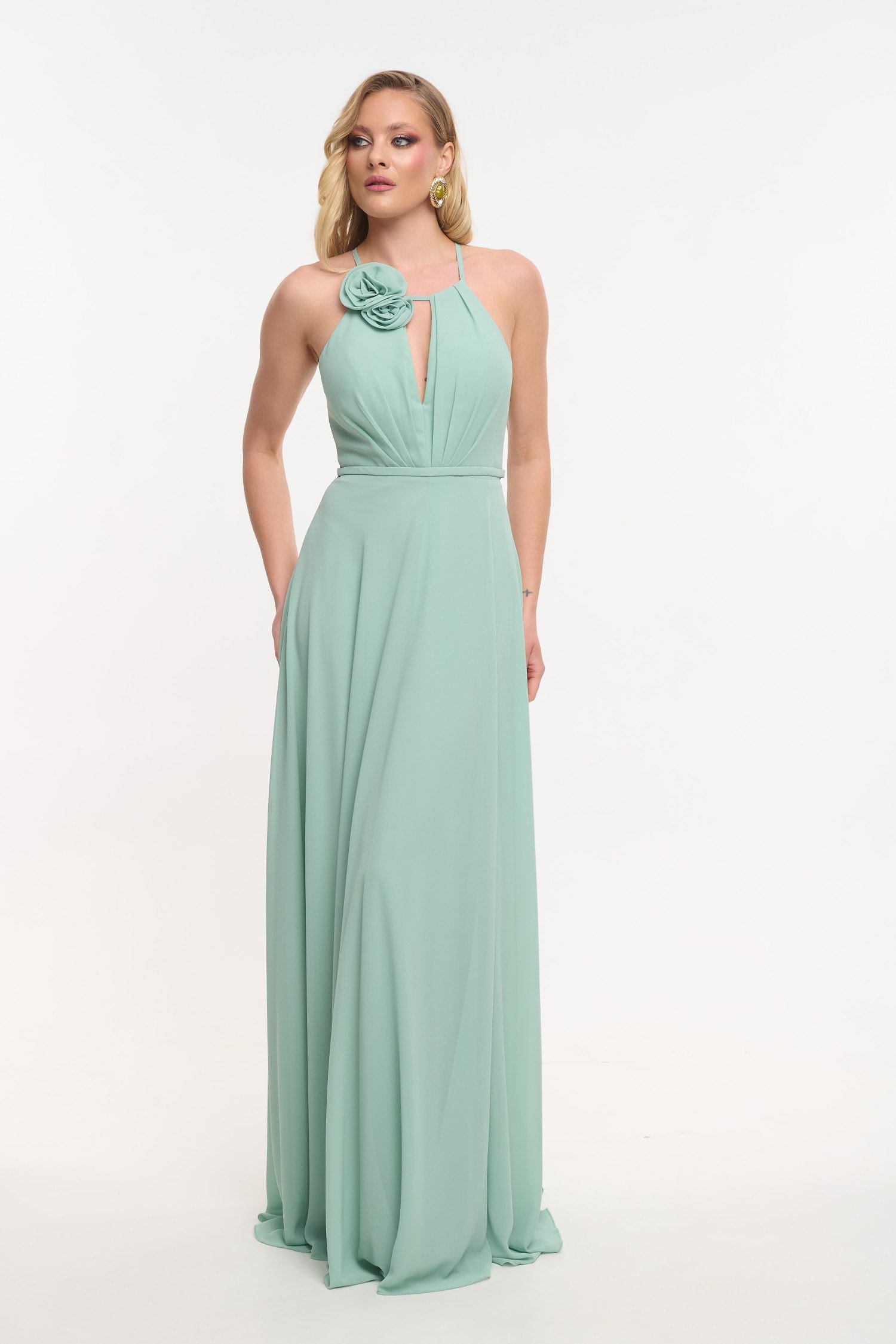 Maxi φόρεμα halter με υφασμάτινα λουλούδια
