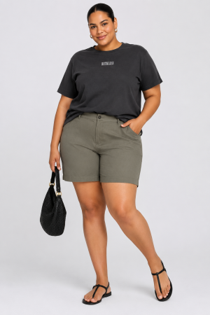 Alternative view of Βερμούδα ψηλόμεση υφασμάτινη με τσέπες plus size