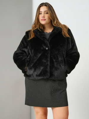 Κοντή γούνα σε μαύρο χρώμα με γιακά plus size