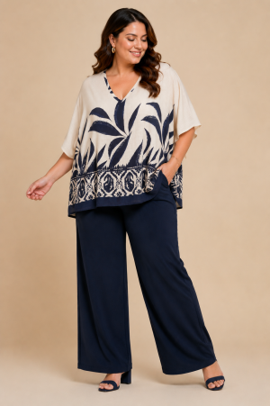 Alternative view of Εμπριμέ μπλούζα με V λαιμόκοψη plus size