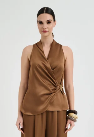 Σατέν τοπ κρουαζέ με διακοσμητική αγκράφα