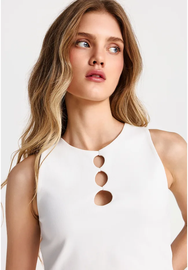 Μπλούζα αμάνικη σε crop γραμμή με cut-outs - Image 2