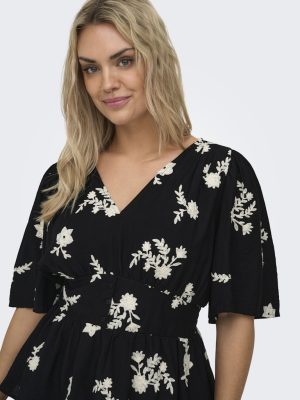 Alternative view of Μπλούζα με φλοράλ κέντημα και v λαιμόκοψη plus size