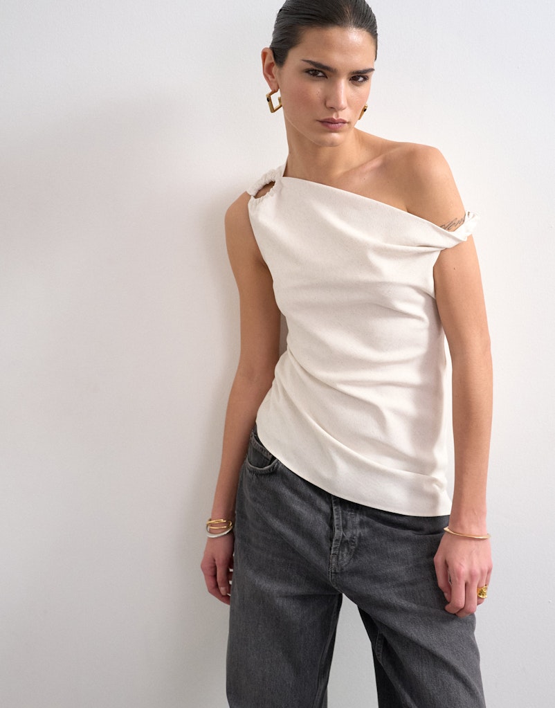 Τοπ off-shoulder μπεζ ασύμμετρο