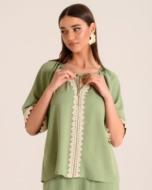 Alternative view of Μπλούζα VE με πλεκτή τρέσα και δέσιμο