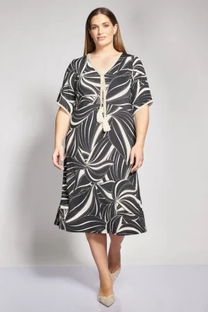 Φόρεμα μίντι με tropical μοτίβο plus size
