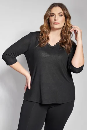 Alternative view of Μπλούζα με v λαιμόκοψη και δαντέλα plus size