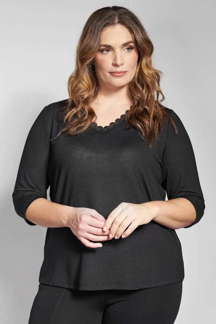 Μπλούζα με v λαιμόκοψη και δαντέλα plus size - Image 3