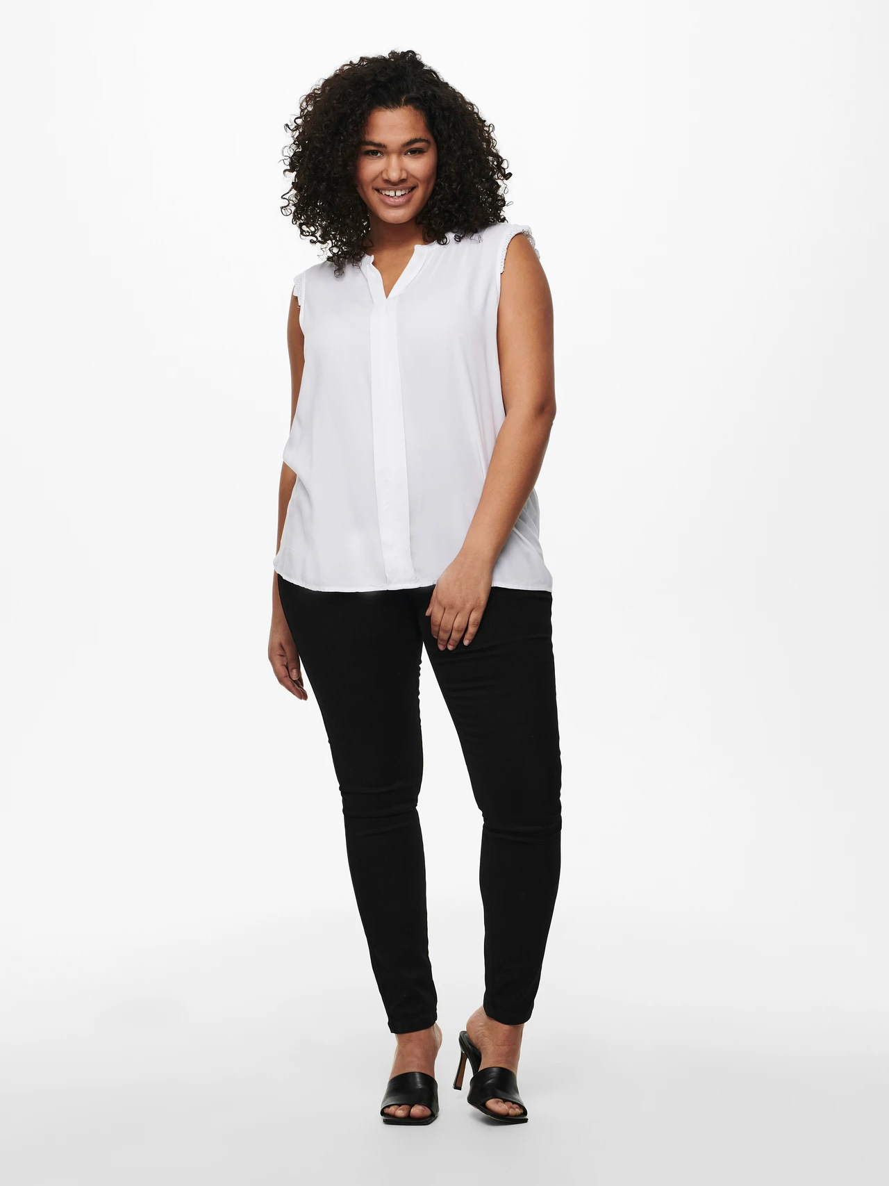 Μπλούζα αμάνικη αέρινη με v λαιμόκοψη Plus size - Image 2