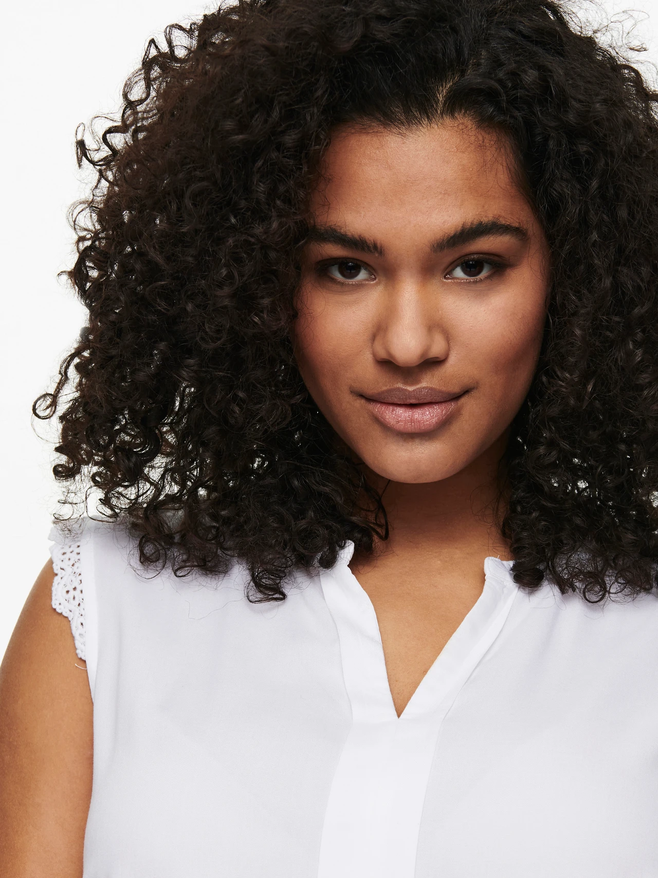 Μπλούζα αμάνικη αέρινη με v λαιμόκοψη Plus size - Image 3
