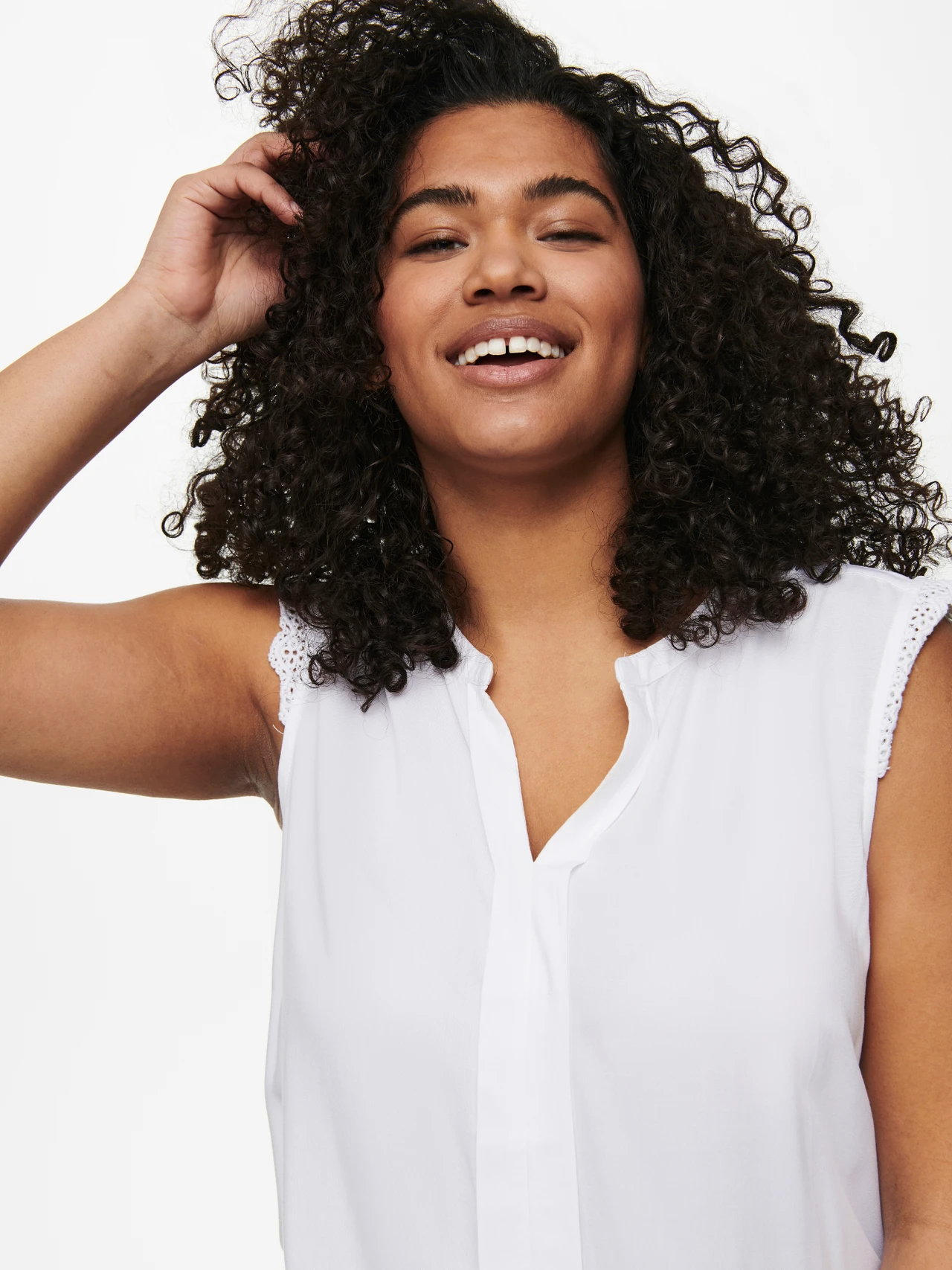 Μπλούζα αμάνικη αέρινη με v λαιμόκοψη Plus size - Image 4
