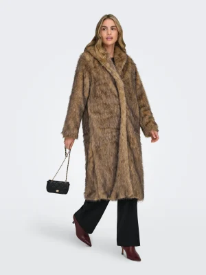 Μακρύ παλτό από γούνα σε καφέ χρώμα